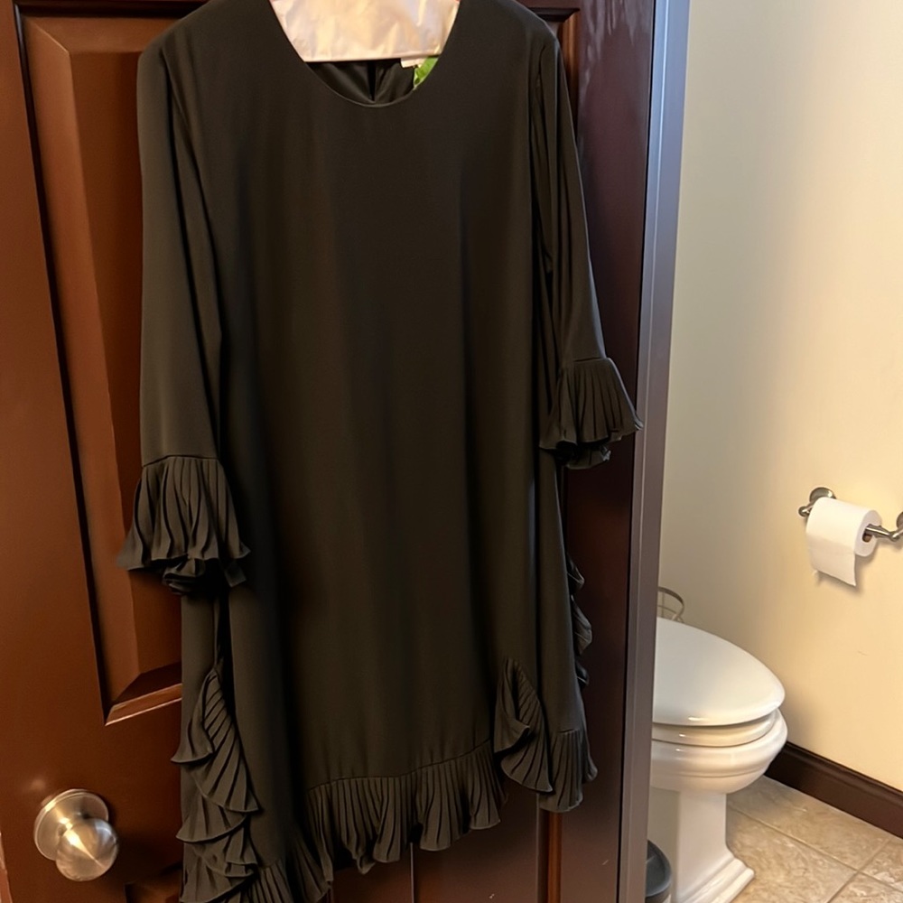 Joseph Ribkoff blouse long w ruffle detail on it